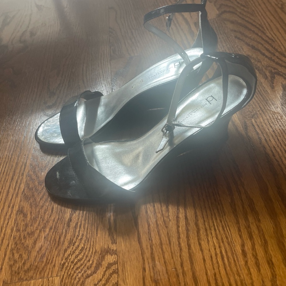 Elegant Black Wedge Shoes with Strappy Design